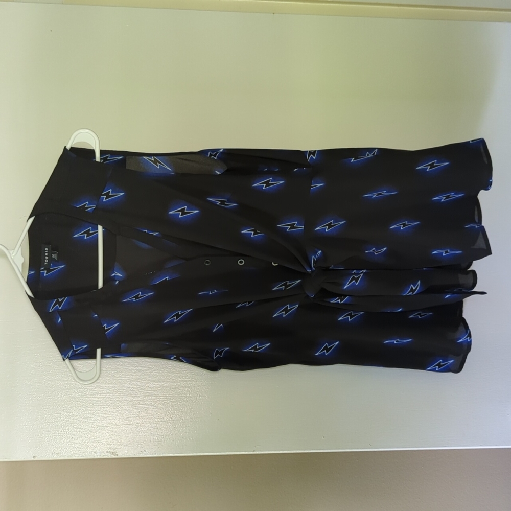 Torrid size 00 (M, 10) tank blouse with electric blue lightning bolts
